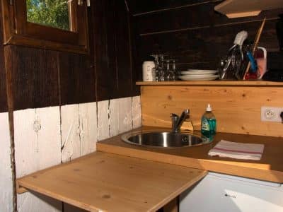 Cuisine en bois dun hébergement insolite en Auvergne, ambiance chaleureuse et rustique.