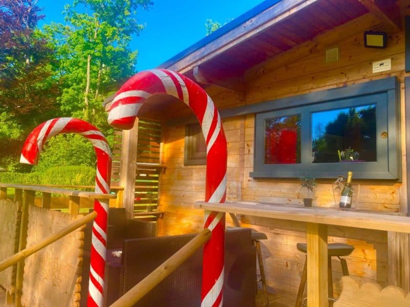 Cabane en bois à Champagne-Ardennes avec cannes en sucre dorge décoratives.