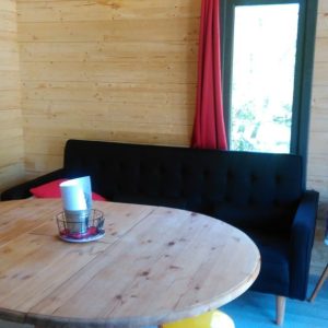 Hébergement insolite en bois à Champagne-Ardenne, avec un salon lumineux et chaleureux.