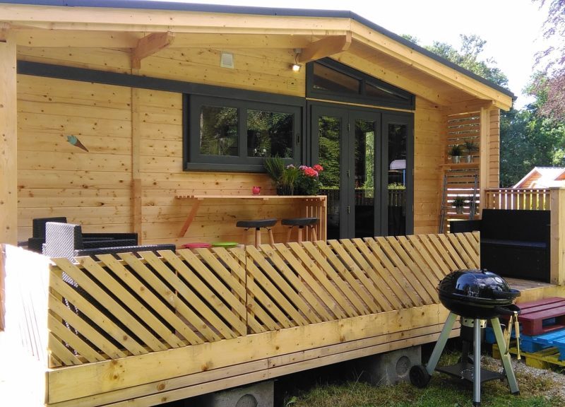 Chalet en bois à Champagne-Ardennes avec terrasse et barbecue, idéal pour un séjour nature.