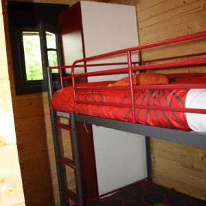 Chalet insolite à Champagne-Ardenne avec lits superposés et décoration colorée.