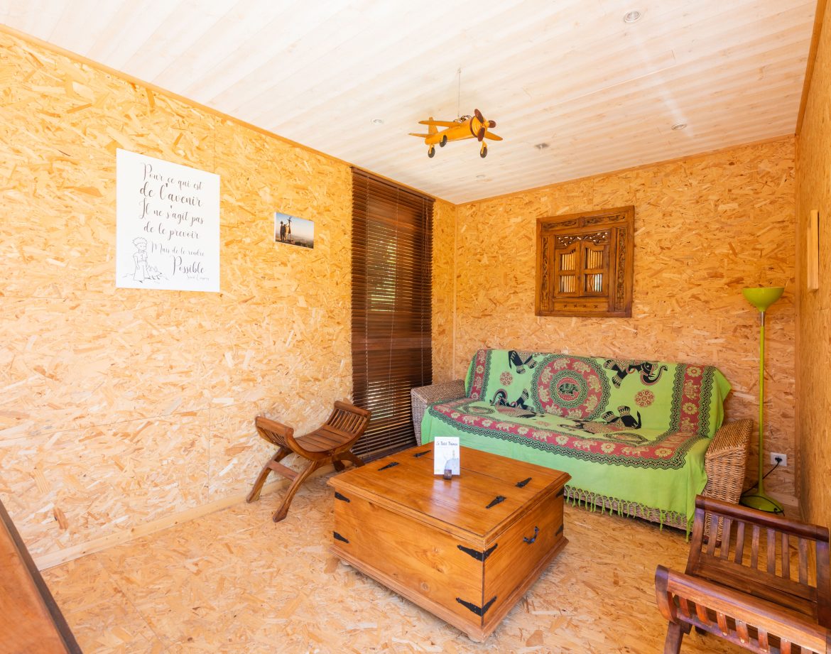 Hébergement insolite en bois à Languedoc-Roussillon, avec un salon chaleureux et coloré.