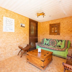 Hébergement insolite en bois à Languedoc-Roussillon, avec un salon chaleureux et coloré.