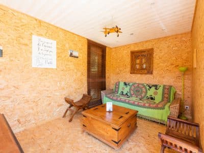 Hébergement insolite en bois à Languedoc-Roussillon, avec un salon chaleureux et coloré.