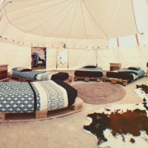 Tente tipi spacieuse avec lits confortables et décor chaleureux en Champagne-Ardenne.