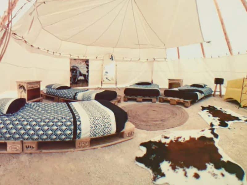Tente tipi spacieuse avec lits confortables et décor chaleureux en Champagne-Ardenne.