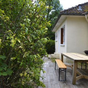 Hébergement insolite à Champagne-Ardennes, avec terrasse en bois et verdure environnante.
