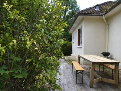 Hébergement insolite à Champagne-Ardennes, avec terrasse en bois et verdure environnante.
