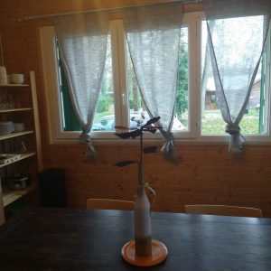 Hébergement insolite en bois à Champagne-Ardenne, avec vue sur la nature et décor chaleureux.