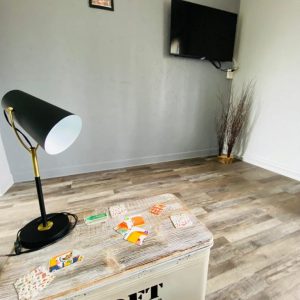 Loft moderne à Champagne-Ardenne, avec un éclairage stylé et décor minimaliste.