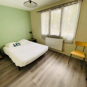 Chambre cosy dans un hébergement insolite à Champagne-Ardennes, avec lumière naturelle.