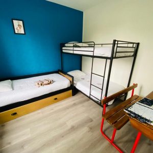 Chambre dhôtes insolite à Champagne-Ardennes avec lits superposés et décor moderne.