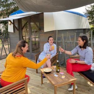 Hébergement insolite en yourte à Champagne-Ardennes, avec terrasse en bois et amis.
