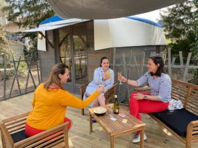 Hébergement insolite en Champagne-Ardenne : un yourte moderne avec terrasse en bois.