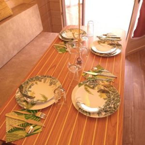 Table élégamment dressée dans un hébergement insolite en Champagne-Ardenne.