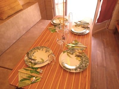 Table élégamment dressée dans un hébergement insolite en Champagne-Ardenne.
