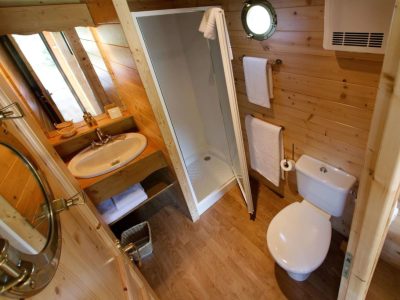 Hébergement insolite en bois à Champagne-Ardenne avec salle de bain moderne.