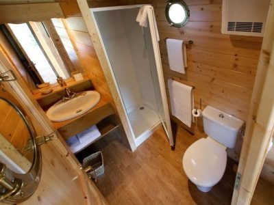 Salle de bain dun hébergement insolite en bois à Champagne-Ardenne, avec douche moderne.