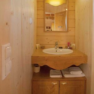 Salle de bain en bois dans un hébergement insolite en Champagne-Ardenne.