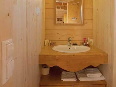 Salle de bain en bois dans un hébergement insolite en Champagne-Ardenne.