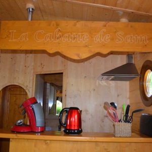 Cabane en bois à Champagne-Ardenne avec cuisine équipée et ambiance chaleureuse.