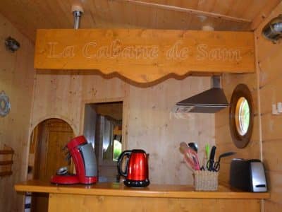 Cabane en bois à Champagne-Ardenne avec cuisine équipée et ambiance chaleureuse.