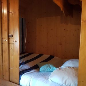 Cabane en bois à Champagne-Ardennes avec lit douillet et ambiance chaleureuse.