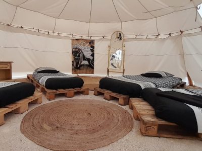 Tente de glamping à Champagne-Ardenne, avec lits en palettes et décoration moderne.