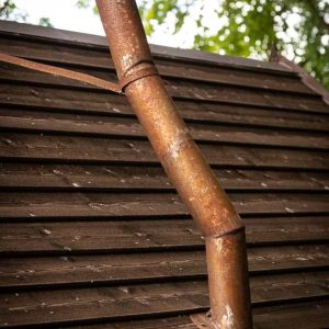 Hébergement insolite en Champagne-Ardenne avec cheminée en métal rouillé sur le toit.
