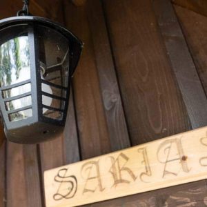 Hébergement insolite à Champagne-Ardennes avec une lampe vintage suspendue.