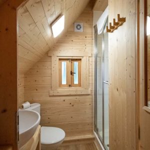 Salle de bain en bois dans un hébergement insolite à Champagne-Ardennes. Ambiance chaleureuse.