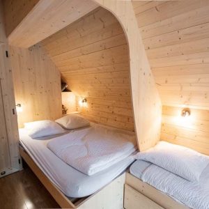Chalet en bois chaleureux avec lits confortables et ambiance cocooning à Champagne-Ardenne.