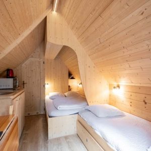 Hébergement insolite en bois à Champagne-Ardenne, avec un intérieur chaleureux et lumineux.