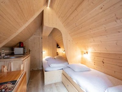 Hébergement insolite en bois à Champagne-Ardenne, avec un intérieur chaleureux et lumineux.