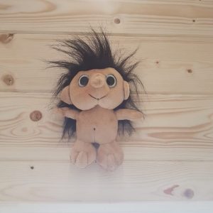 Hébergement insolite en Champagne-Ardenne, avec un adorable troll en peluche sur le mur.