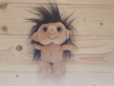 Hébergement insolite en Champagne-Ardenne, avec un adorable troll en peluche sur le mur.