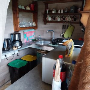 Cottage insolite en Aquitaine avec cuisine équipée et décor en bois chaleureux.