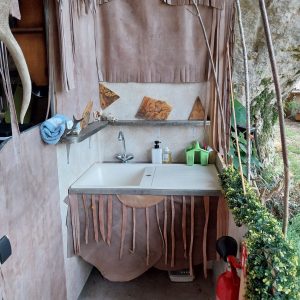 Hébergement insolite en Aquitaine : salle de bain avec décor en cuir et éléments naturels.