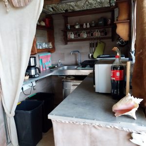 Hébergement insolite en Aquitaine : cuisine rustique avec décor en cuir et coquillage.
