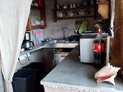 Hébergement insolite en Aquitaine : cuisine rustique avec décor en cuir et coquillage.