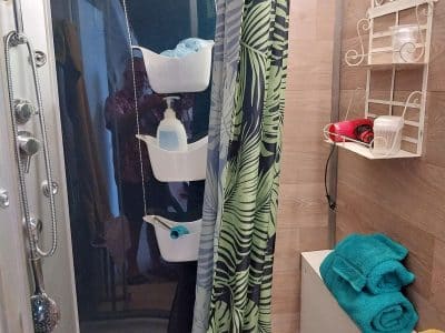 Douche moderne dans un hébergement insolite en Aquitaine, décor tropical.