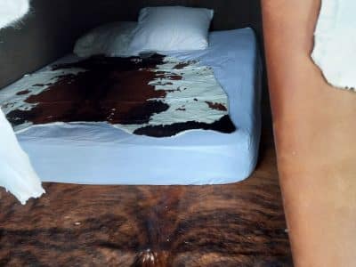Hébergement insolite en Aquitaine : chambre avec lit sur sol de plein-pied en peaux.