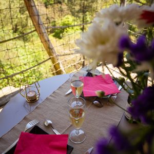 Table romantique avec vue sur la nature, hébergement insolite en Bretagne.