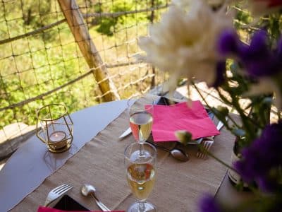 Table romantique avec vue sur la nature, hébergement insolite en Bretagne.