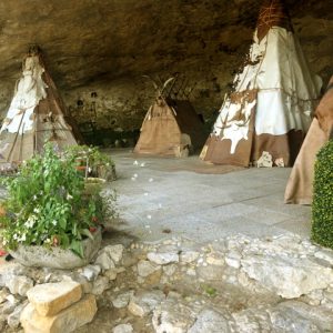 Tentes tipi en pierre sous une grotte, au cœur de lAquitaine. Hébergement insolite.