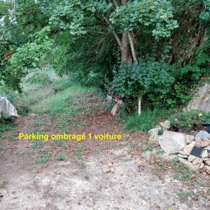 Parking ombragé pour une voiture, idéal pour un hébergement insolite en Aquitaine.