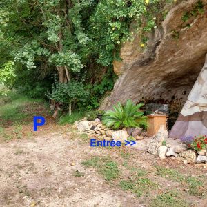 Tipi unique en Aquitaine, niché sous une falaise, entouré de verdure.