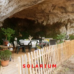 Hébergement insolite en Aquitaine : solarium en pleine nature avec terrasse en bois.