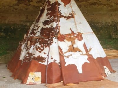Tipi Élan sous abri, décoré de peaux, pour un séjour insolite en Aquitaine.