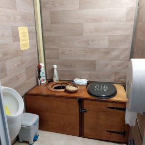 Toilettes sèches en bois dans un hébergement insolite en Aquitaine. Ambiance naturelle.